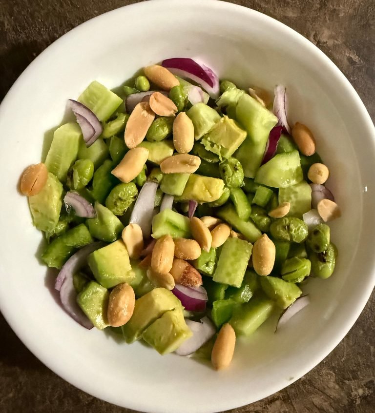 Read more about the article The Ultimate ‘No Greens’ Green Salad (Packed with Edamame & Peppers)